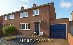 Modern 3 Bedroom Property With Free Driveway Parking By Shire Stays